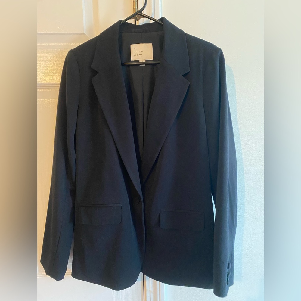 Women’s size 6 blazer black never worn
